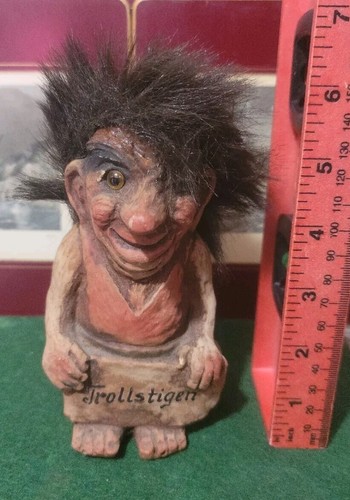 Nyform troll con - troll, etichetta