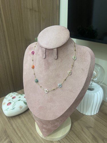 Collana dorata con fiorellini
