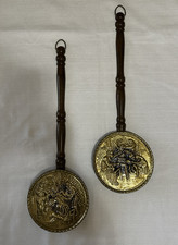 Coppia di scaldaletto vintage tasche a muro ottone goffrato con manici legno Inghilterra