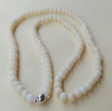 Collana in corallo bianco, perle Ø4mm.chiusura in metallo argentato con calamita