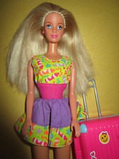 B667) ANTICA BIONDA BARBIE MATTEL INDONESIA VINTAGE ABITO ETICHETTA + SCARPE ALTE + VALIGETTA