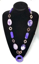 Collana lunga con originali elementi in pietra viola e metallo color bronzo