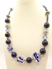 collana lunga con perle di vetro variegate e lapislazzuli
