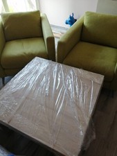 coppia di poltrone e tavolino da fumo