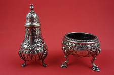 Set Repousse by Kirk Salt Dip in argento sterling 2" x 2" e shaker per pepe 3 1/2"