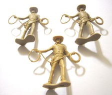 3 Vintage Soldiers Plastic Toy