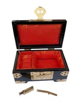 portagioie antico laccato  madreperla e chiusura in ottone e decoro