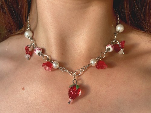 Collana con ciondolo fragola