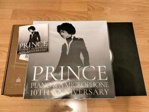 Prince piano a microphone - &,