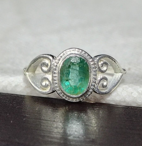 Anello con smeraldo verde