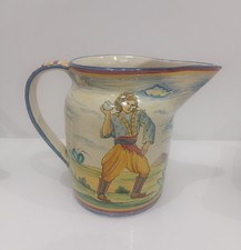 BROCCA CARAFFA CERAMICA CON PERSONAGGI - FIRMA PROF SANTARELLI GUALDO TADINO