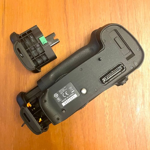 Nikon d12 battery grip - mb-d12,