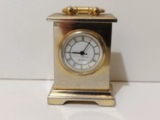 Miniatura orologio mini in ottone da scrivania. soprammobile vintage funzionante