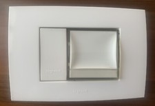 Placchetta legrand +supporto+pulsante campanello+tappo bianco