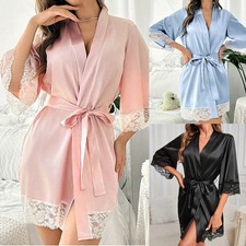 Donne Sexy In Raso In Un Abile