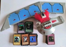 Yu-Gi-Oh! Duel Disk/Disque de Duel 1996 Kazuki Takahashi+Gros Lot De Cartes +350