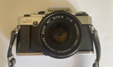 Olympus OM-20 + Zuiko 50mm f/1.8 – Kit analogico completo