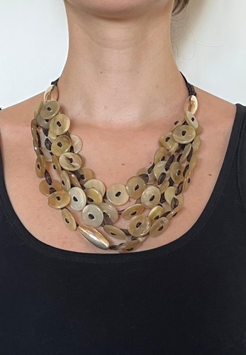 Collana bottoni corno - in,