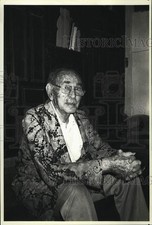 Foto stampa 1989 architetto egiziano Hassan Fathy nella sua casa al Cairo.