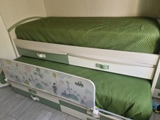 Letto a castello con materassi, sbarre e scala inclusa