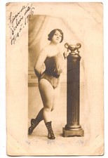 Ritratto Studio Donna Piedi