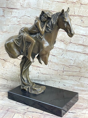 Una scultura bronzo - una,