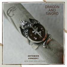 Anello DRAGON AND SWORD unisex in Argento 925%. Drago con spada su cammeo