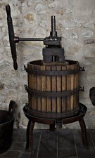 Antico grande torchio per uva