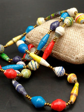 COLLANA LUNGA  CREATA CON MATERIALE DI RICICLO - CARTA COLORATA