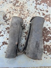 Coppia di gambali in cuoio