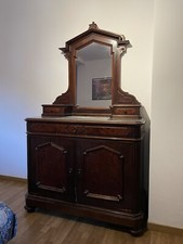 Set di mobili antichi. cassettiera, armadio, specchiera e comodini