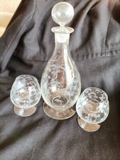 Bottiglia e calici per