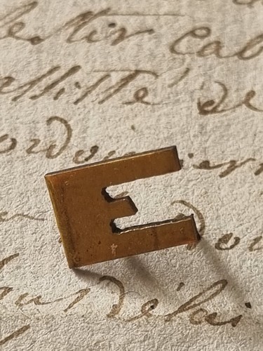 Monogramma lettere ottone - in, e