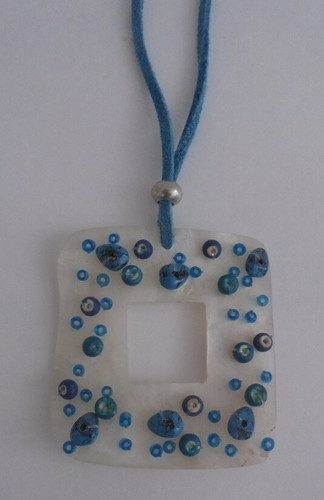 Collana con cordino ciondolo - e,
