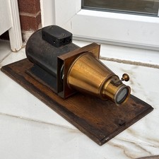 Antico proiettore diapositive lanterna magica con obiettivo Petzval