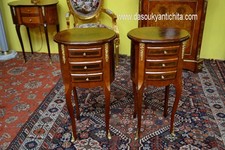 Coppia di tavolini-comodini ovali a tre cassetti stile Luigi XV