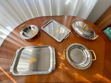 SET DI 3 VASSOI +2 IN OMAGGIO IN ACCIAIO INOX E PARTICOLARI COLOR ORO USATO 