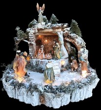Presepe artigianale Innevato con Personaggi h 9 cm Base in legno D 40 x h 30 cm