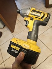 De Walt Trapano Avvitatore + Impulsi, Batteria E Caricabatterie