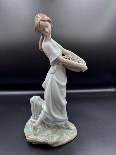 Lladro privilege figurine - lladro,