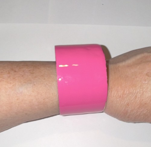 Bracciale largo smaltato rosa
