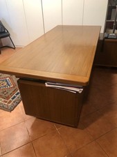 scrivania ufficio con dattilo e cassettiera con chiave