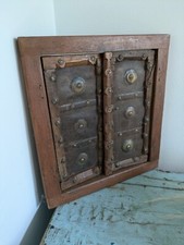 Finestra in legno decorata con