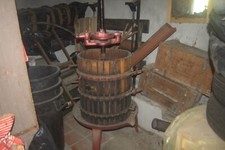 Torchio per uva usato, botti in vetroresina e accessori per vendemmia