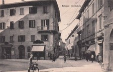 30-50) CARTOLINA BOLOGNA VIA BARBERIA ANIMATA BICICLETTA