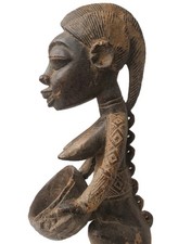 Rarissima statuina donna Zashi con ciotola. Vecchio, usato. Patina fine. 46 cm. Nigeria.