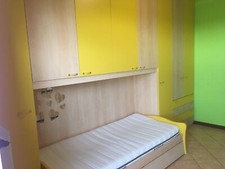 cameretta a ponte 2 letti color faggio e gialla 2,60 altezza x 3,85 cm lunghezza