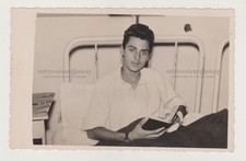 Affettuoso bello senza camicia