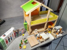 CASETTA IN LEGNO delle bambole HAPE arredata ammobiliata con Famiglia