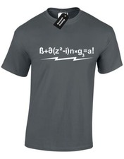 BAZINGA FORMULA T SHIRT UOMO TV COMMEDIA SCIENZA PENNY RAJ LANTERNA RUBIX RIDDLER